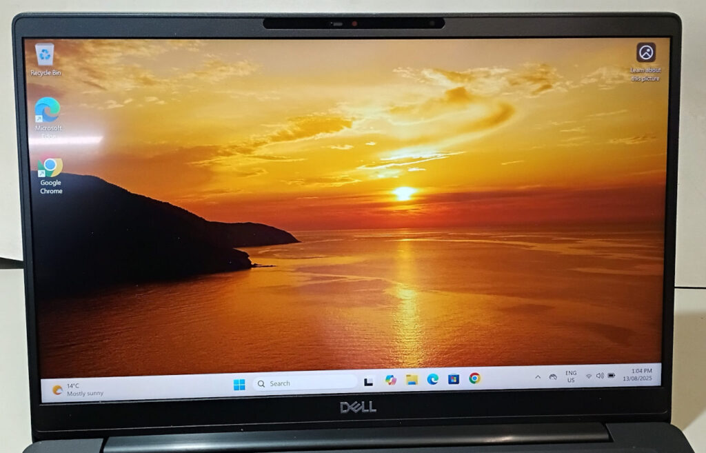 Dell Latitude 7400 - Screen close up